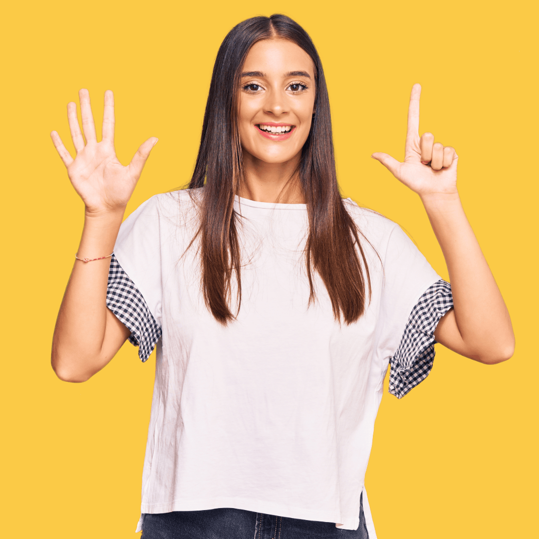 Eine Frau hält sich mit schmerzendem Zahn die Hand vor den Mund.